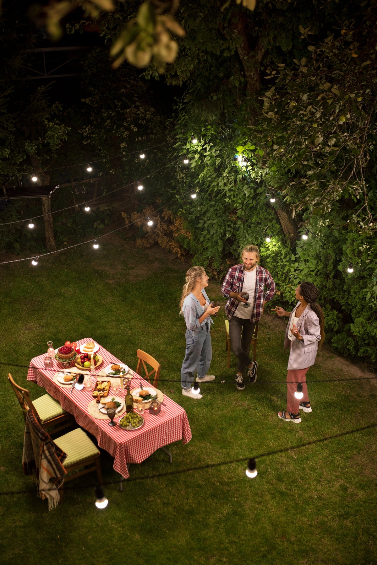 Feestverlichting voor buiten: 7 ideeën voor een gezellige avond