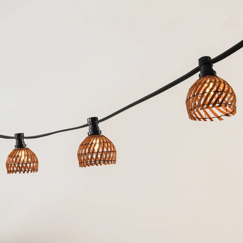 Boho lichtsnoer 25 m met 25 ronde rotan kapjes voor buiten