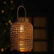 Warmbruin rotan solar windlicht met open vlechtwerk en hendel boho stijl