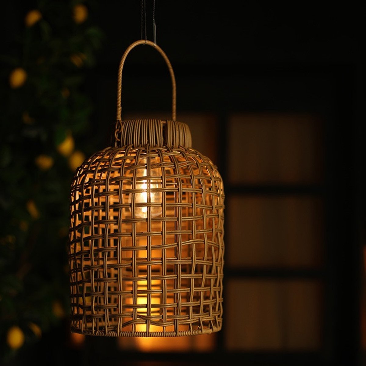 Warmbruin rotan solar windlicht met open vlechtwerk en hendel boho stijl