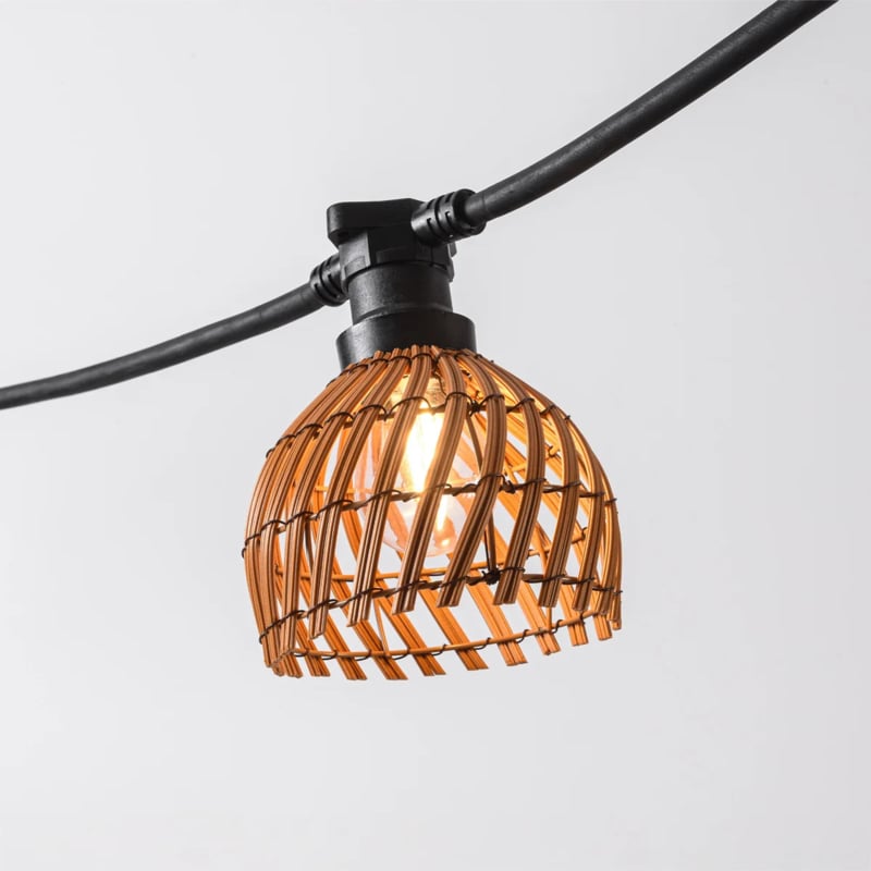 Lichtsnoer 10 m met 20 ronde rotan lampenkapjes in boho stijl