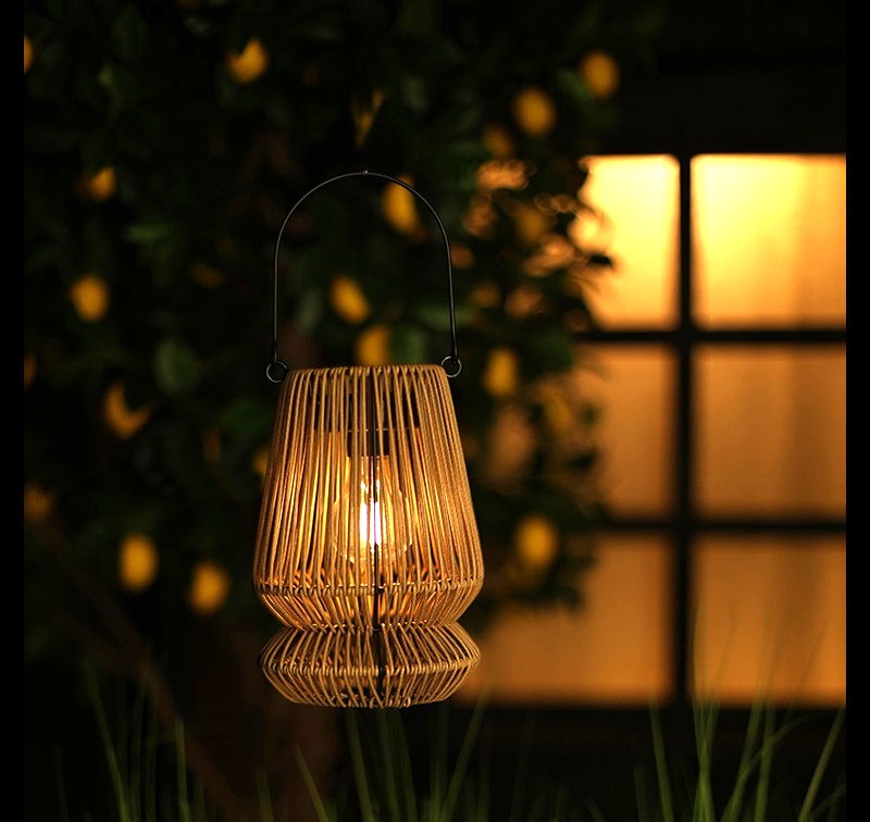 Bruin rotan solar windlicht met zwart hengsel, 27 cm hoog, voor tuin, terras en balkon.